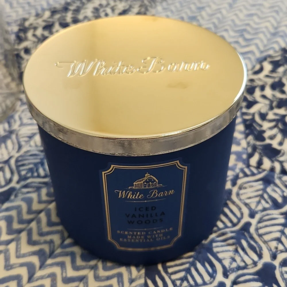 White Barn Scented Candle - Picture 2 of 6